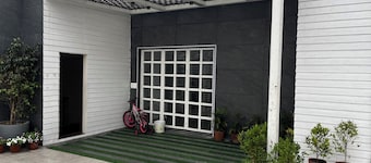 Charming 2-bedroom apartment with open terrace in central Kolkata with WiFi, AC