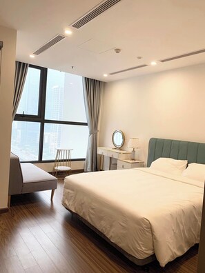 Apartment, 1 King Bed, Balcony