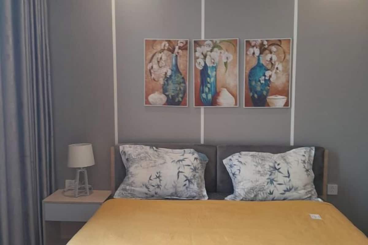 3 bedrooms, desk, laptop workspace, soundproofing