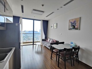 Appartement, 2 chambres, vue ville | Bureau, espace de travail pour ordinateur portable