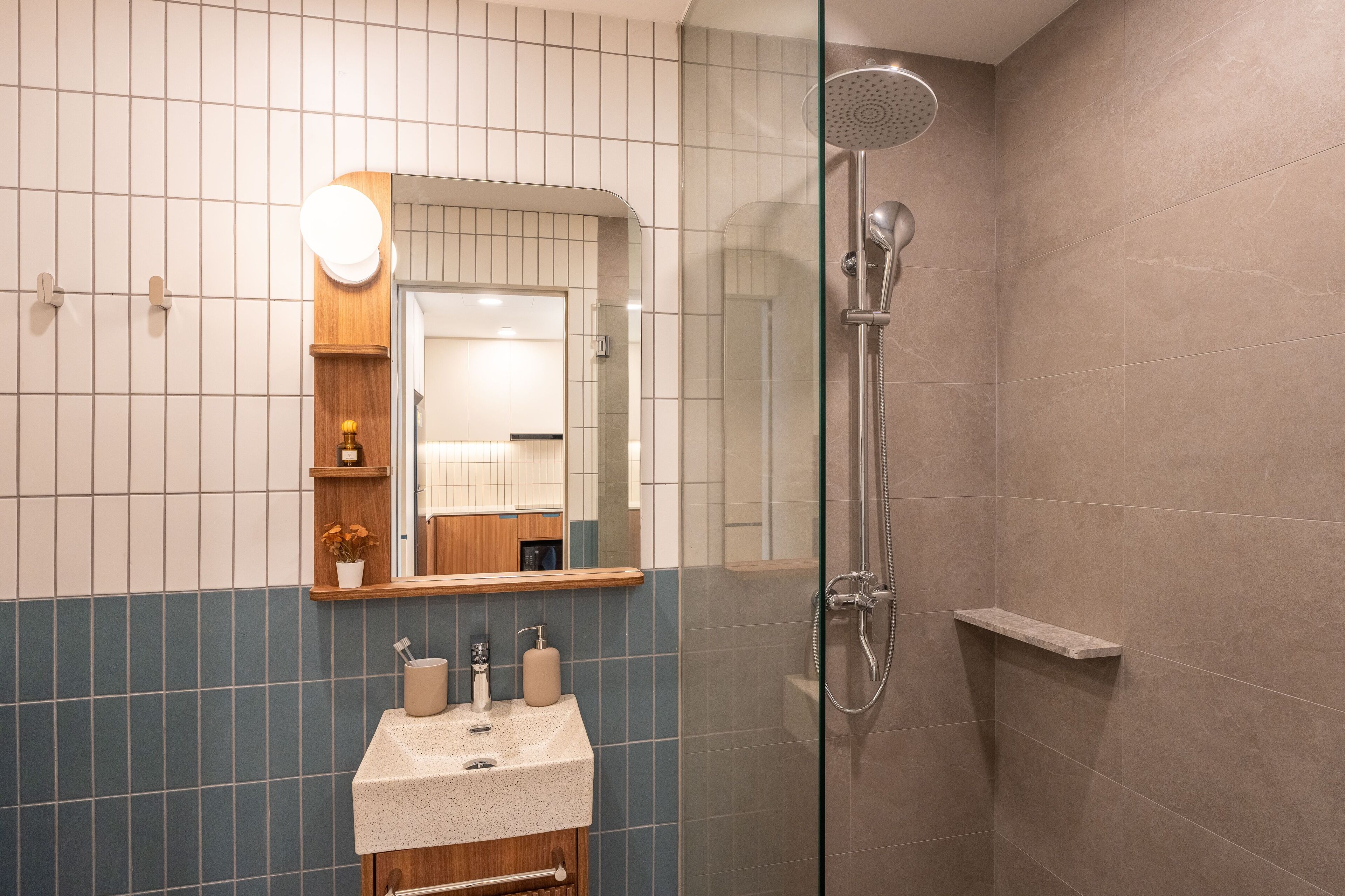 Junior Suite | Bathroom | Shower, hair dryer, slippers, towels