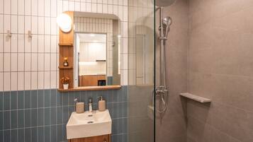 Junior Suite | Bathroom | Shower, hair dryer, slippers, towels