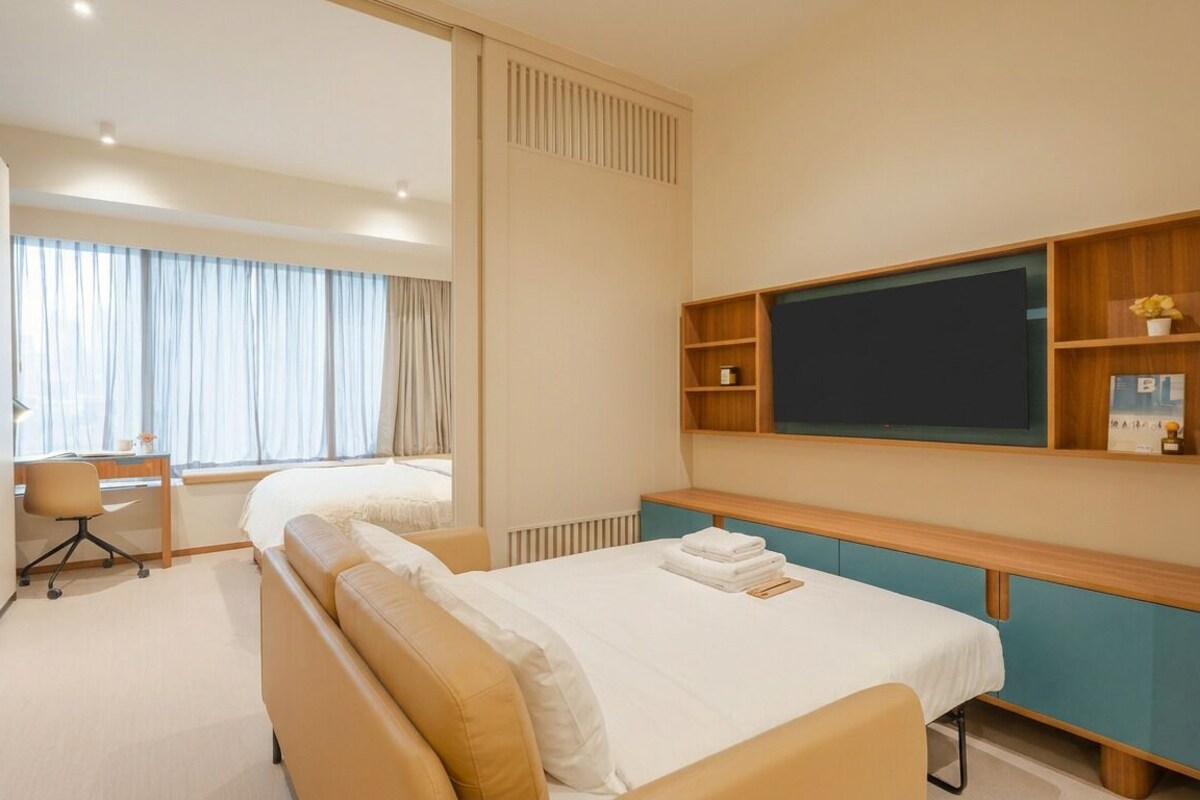 Executive Suite, 1 Bedroom | Laptop workspace, WiFi (free), bed sheets