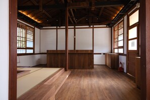 A traditional Japanese room with tatami flooring, sliding doors, and a wooden ceiling. - Machiya Posong (Taitung)