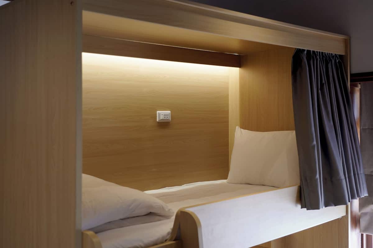 Female dormitory - Shared shower room(No designated bed) | Minibar (free items), WiFi (free), individually decorated, bed sheets