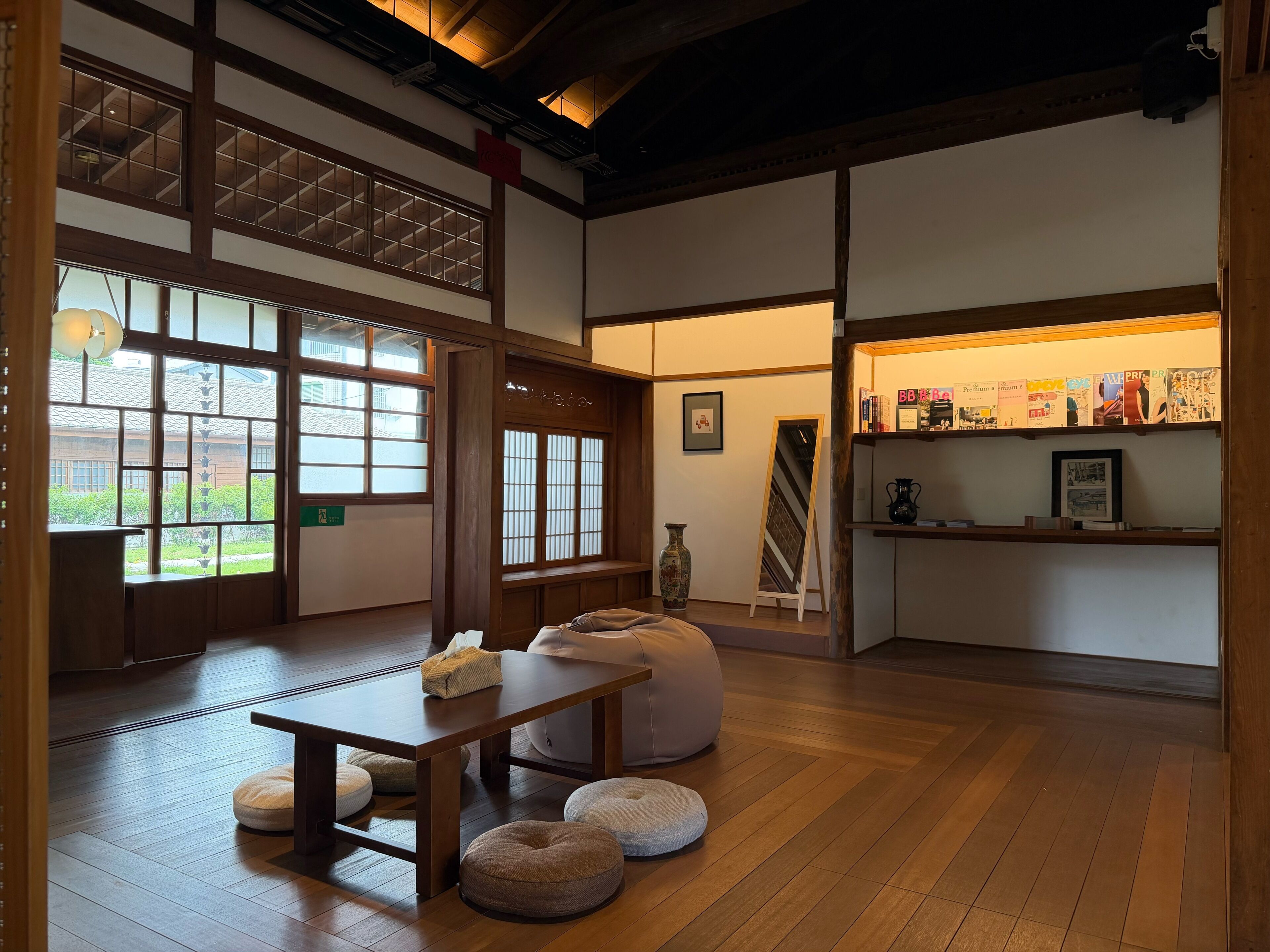 Ein traditioneller japanischer Raum mit Tatami-Böden, einem niedrigen Tisch und einem Sitzsack.