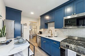 Réfrigérateur, four, lave-vaisselle, cafetière/bouilloire