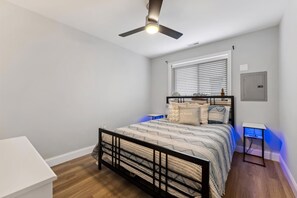 1 habitación, tabla de planchar con plancha y wifi gratis 