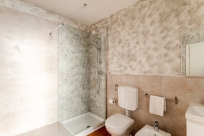 Regadera, secadora de cabello, bidet