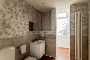 Shower, hair dryer, bidet - GuestHost - Modern 25 sqm room just 6 minutes walk from Sant'Antonio Hospital, able to accommodate up to 3 people. The accommodation is located on the ground floor (raised) of a building without a lift (NOT suitable for disabled people). Please note that (Padova)