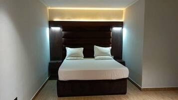 Phòng Economy, ban công, quang cảnh thành phố | Bàn, khu vực làm việc phù hợp cho laptop, màn/rèm cản sáng