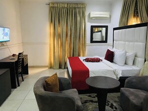 Economy-rum - balkong - utsikt mot staden | Skrivbord, arbetsyta för laptop, mörkläggningsgardiner och ljudisolering