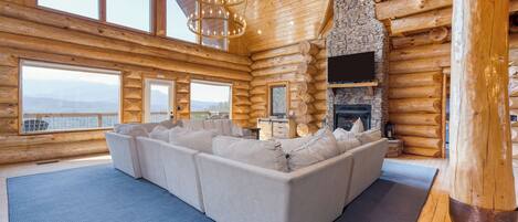 Smart-tv, een open haard, videospelletjes en een kantoor