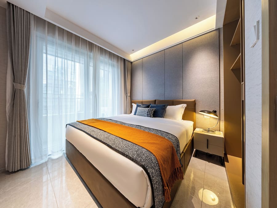 Suite Premier | Escritorio y espacio para trabajar con un portátil