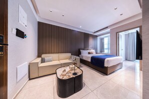 Desk, laptop workspace, iron/ironing board, free WiFi - Gangxiahui Hotel Apartments (Shenzhen)