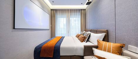 Una habitación de hotel moderna con una cama grande, un sofá, un televisor de pantalla plana y un candelabro.