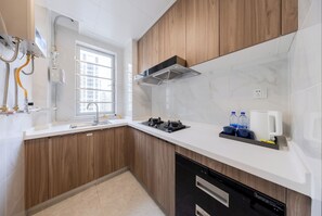 Premier Suite | Private kitchen | Fridge, microwave, stovetop, paper towels