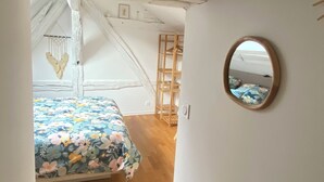 1 slaapkamer, een strijkplank/strijkijzer, gratis wifi, beddengoed