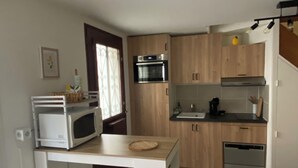 Een koffiezetapparaat/waterkoker, een koelkast, een magnetron, een oven