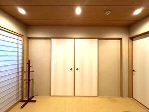 Hypo-allergenic bedding, desk, laptop workspace, blackout curtains - Luana Sanjuusangendou (Kyoto)