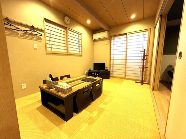 Hypo-allergenic bedding, desk, laptop workspace, blackout curtains - Luana Sanjuusangendou (Kyoto)