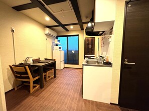 2 Schlafzimmer, Allergikerbettwaren, Schreibtisch