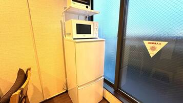 ์ ์๊ทน์ฑ ์นจ๊ตฌ, ์ฑ
์, ๋
ธํธ๋ถ ์์
๊ณต๊ฐ, ์๋ง ์ปคํผ