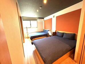 2 Schlafzimmer, Allergikerbettwaren, Schreibtisch