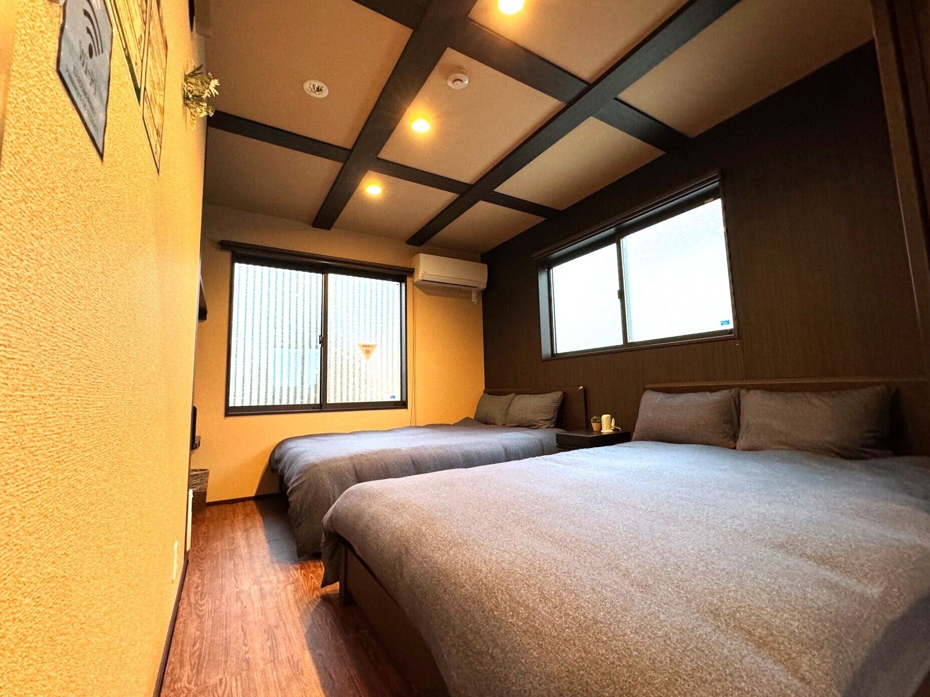 低刺激性寝具、デスク、ノートパソコン用作業スペース、遮光カーテン