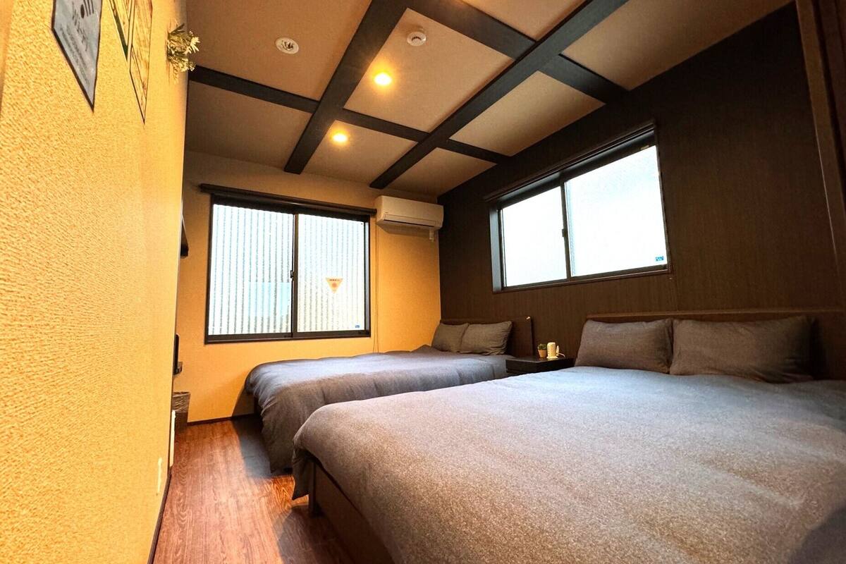 2 camere, biancheria da letto ipoallergenica, una scrivania