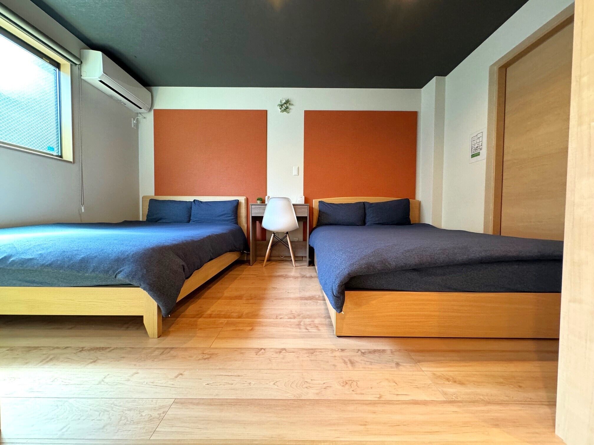 低刺激性寝具、デスク、ノートパソコン用作業スペース、遮光カーテン