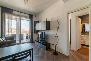 TV - GuestHost - Ostiense Modern & Stylish Apt with Terrace (Roma)