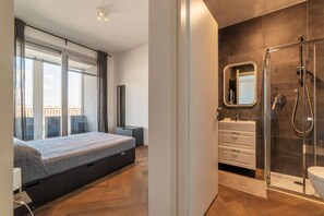 Shower, hair dryer, bidet, towels - GuestHost - Ostiense Modern & Stylish Apt with Terrace (Roma)