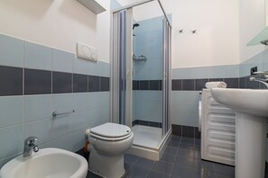 Douche, sèche-cheveux, bidet, serviettes fournies