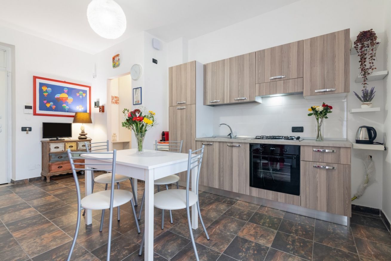 Refrigerador, horno, parrilla de estufa y cafetera y tetera 