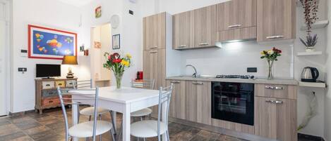 Refrigerador, horno, parrilla de estufa y cafetera y tetera