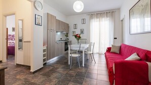 Eine moderne Wohnung mit Küche, Essbereich und Wohnzimmer.