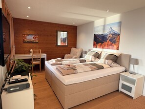 3 chambres, bureau, fer et planche à repasser, lit parapluie