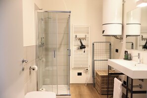 Shower, hair dryer, bidet, towels - Family Bike Residence (Marone)