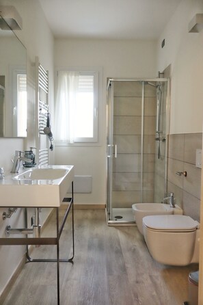 Comfort appartement, tuin | Badkamer | Een douche, een haardroger, een bidet, handdoeken