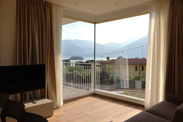 Deluxe-Apartment, Balkon, Seeblick | Wohnbereich | Flachbildfernseher