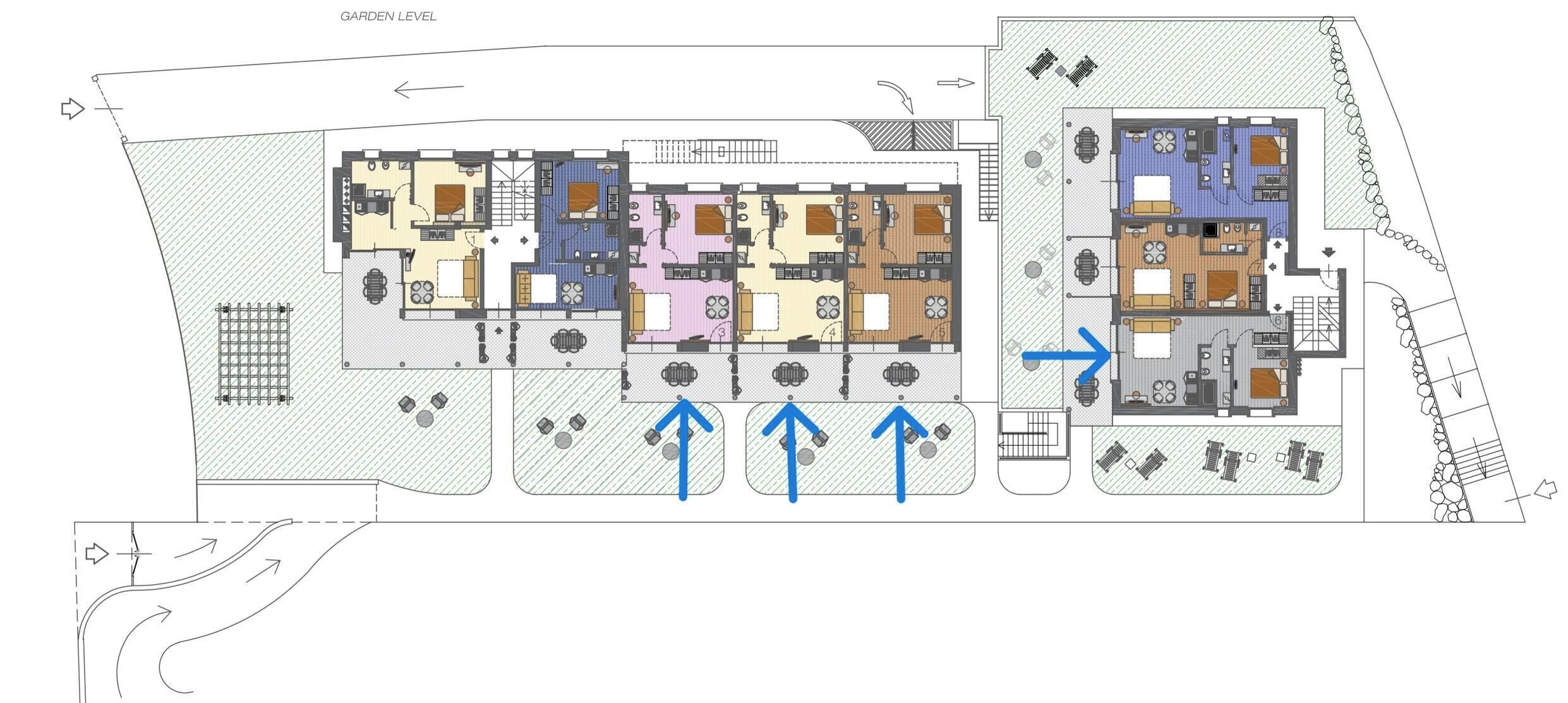 En planritning över ett hotell med flera rum, en trädgårdsnivå och ett parkeringsområde.