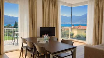 Signature appartement, balkon, uitzicht op meer | Woonruimte | Een 40-inch flatscreentelevisie met satellietzenders en een televisie