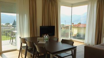 Signature Apartment, Balcony, Lake View | Living area