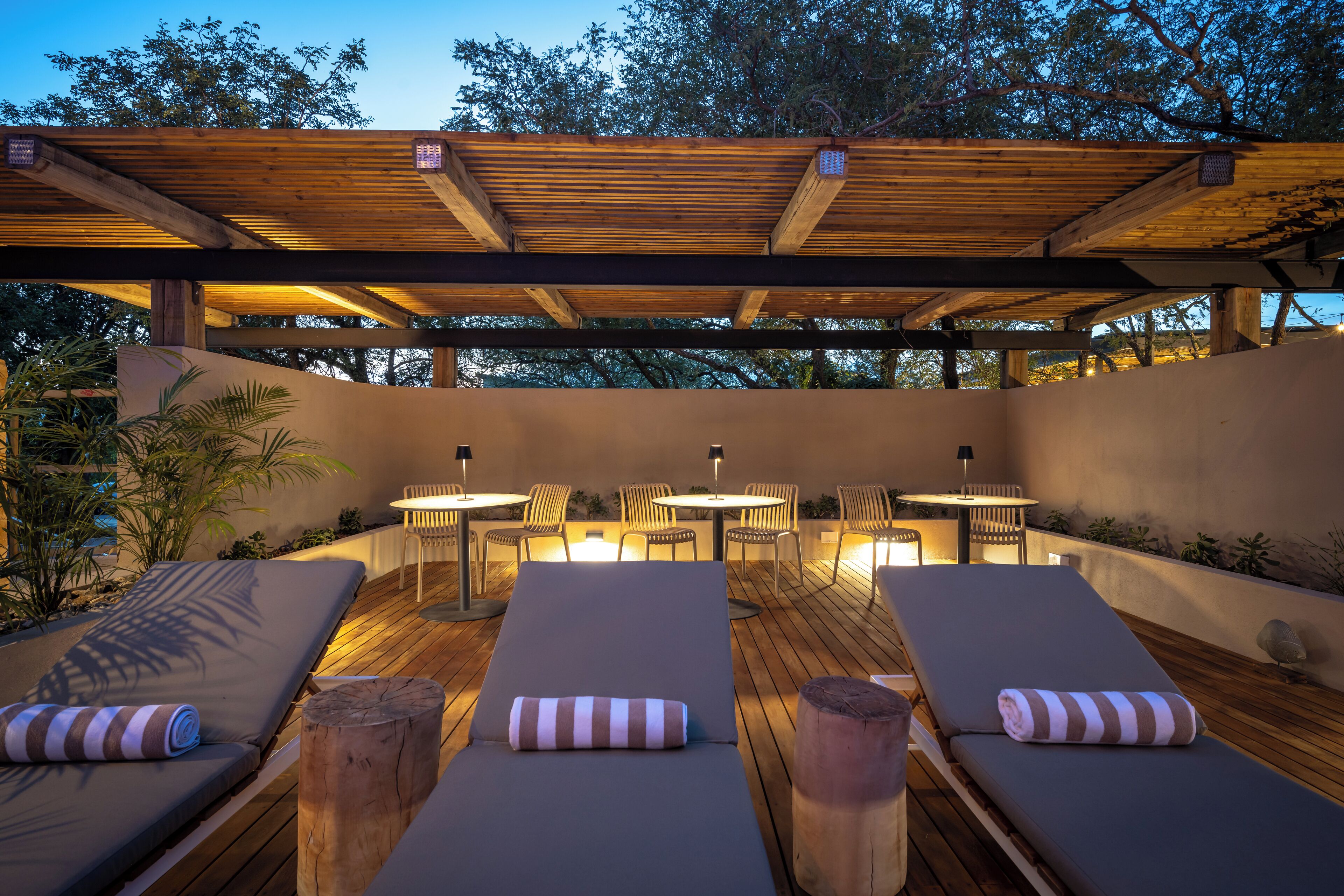 Alberca al aire libre y camastros 