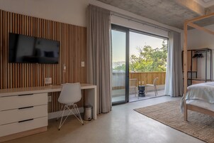Deluxe-penthouselejlighed - bjergudsigt | Pengeskab på værelset, skrivebord, arbejdsområde til bærbare computere