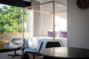 Rom – deluxe, fjellutsikt | Safe på rommet, skrivebord, skrivebord for bærbar PC og lydisolert