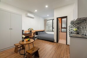 Executive Studio, City View | Dilengkapkan perabot secara berasingan, meja, ruang kerja komputer riba 