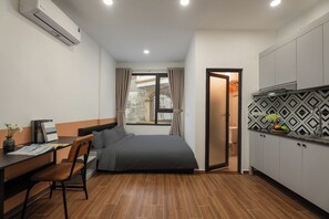 Executive Studio, City View | Dilengkapkan perabot secara berasingan, meja, ruang kerja komputer riba 