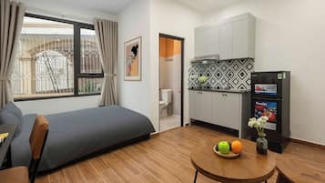 Estudio ejecutivo, vista a la ciudad | Muebles diferentes, escritorio y espacio para trabajar con laptop